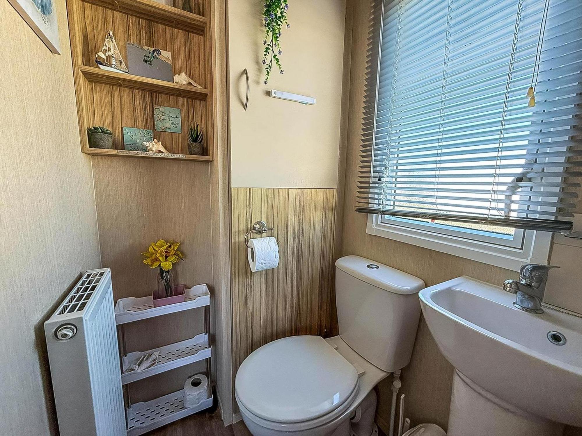 Lovely 6 Berth Caravan With Decking To The Side In Heacham Ref 21040E Luaran gambar